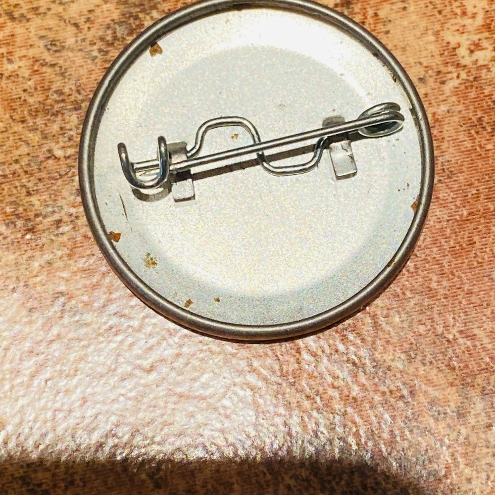 DC Comics button. - Picture 2 of 2
